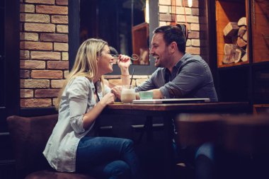 Kafede romantik bir tarih güzel çift 