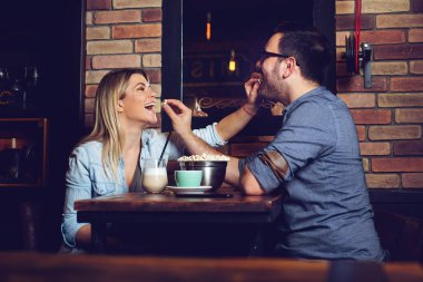 Kafede romantik bir tarih güzel çift 