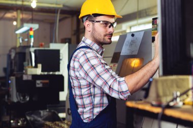 CNC makine fabrikasında mühendis 