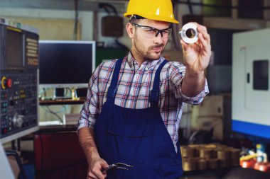 Fabrikada erkek işçi ve kalite kontrol muayene 