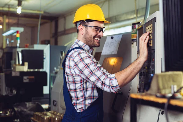 işçi çalışma cnc makine merkezi