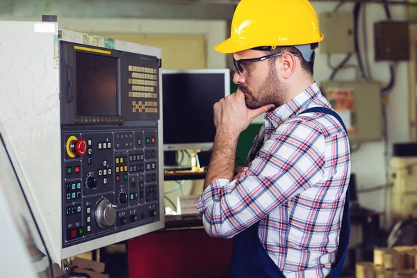 işçi çalışma cnc makine merkezi