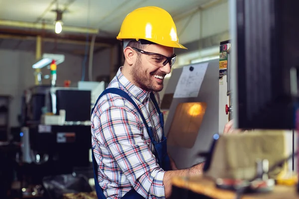 CNC makine fabrikasında mühendis 