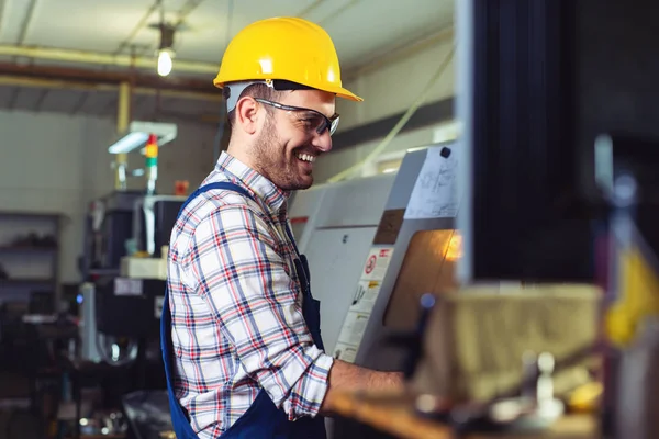 CNC makine fabrikasında mühendis 