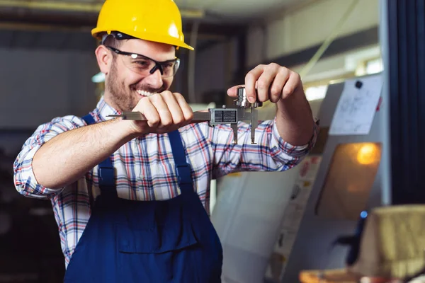 Supervisore Che Effettua Controllo Qualità Controllo Produzione Fabbrica — Foto Stock