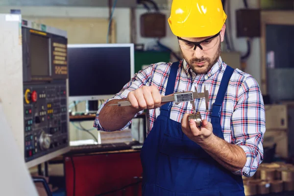 Fabrikada erkek işçi ve kalite kontrol muayene 