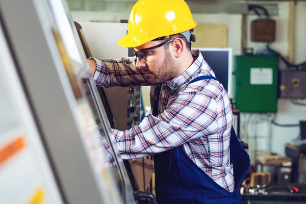 Worker Change Cnc Machine Head — Stock Photo, Image