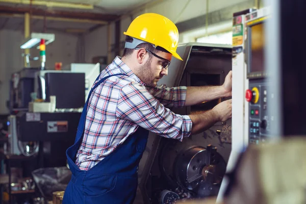 Worker Change Cnc Machine Head — Stock Photo, Image