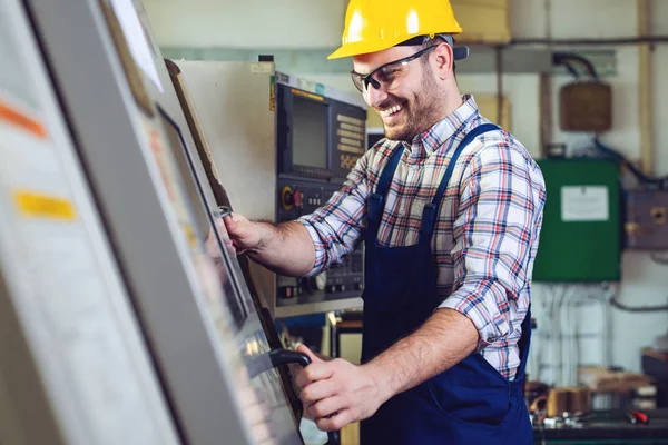 Jefe Máquina Cnc Cambio Trabajador —  Fotos de Stock