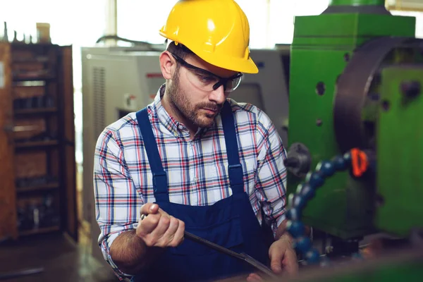 Metal işleme sanayi iş. Beyaz torna operatörü işçi. 