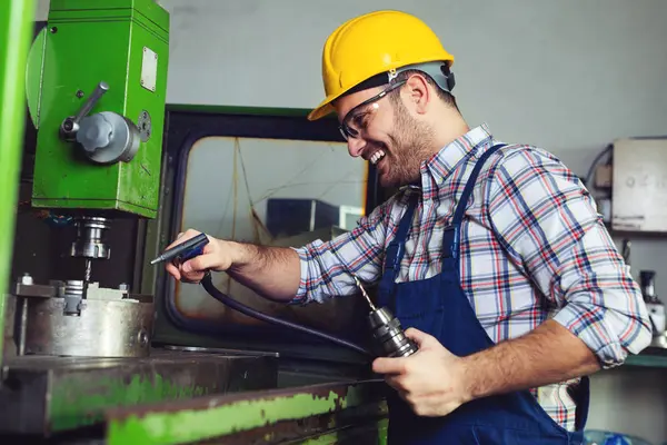 Matkap makine kullanarak fabrika işçisi