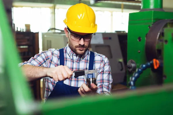 Supervisor Macht Qualitätskontrolle Und Produktionsprüfung Der Fabrik — Stockfoto