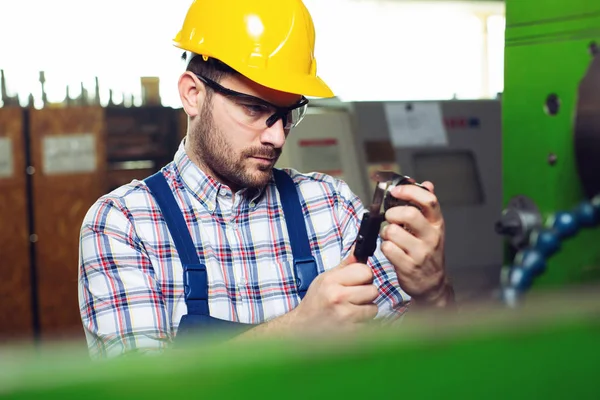 Handledare Gör Kvalitetskontroll Och Produktion Fabriken — Stockfoto