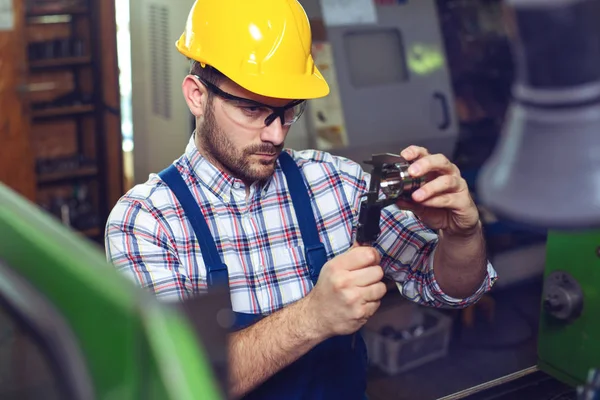 Supervisore Che Effettua Controllo Qualità Controllo Produzione Fabbrica — Foto Stock