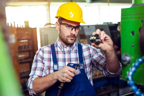 Techniker Schaut Sich Details Bei Der Fertigung — Stockfoto