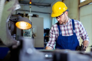 Demir çelik metal Sanayi Fabrikası manuel Torna Tekdüzen faaliyet içinde alt.