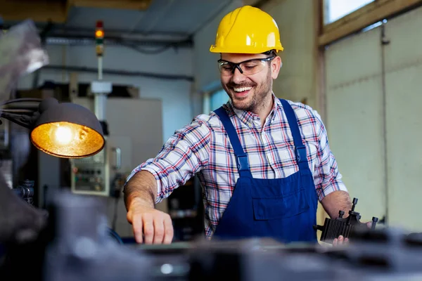 Lavoratore Uniforme Operante Nel Tornio Manuale Nella Fabbrica Dell Industria — Foto Stock