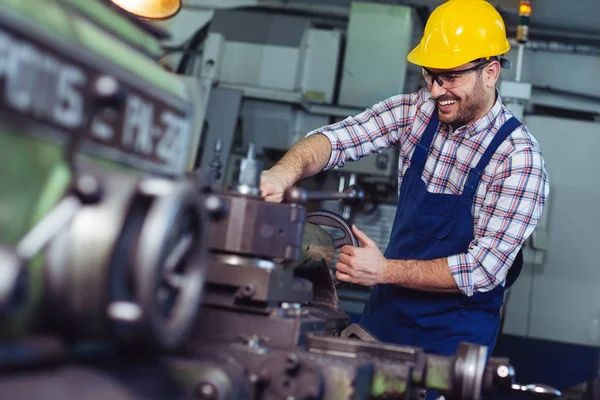 Travailleur Uniforme Travaillant Dans Tour Manuel Dans Une Usine Métallurgique — Photo