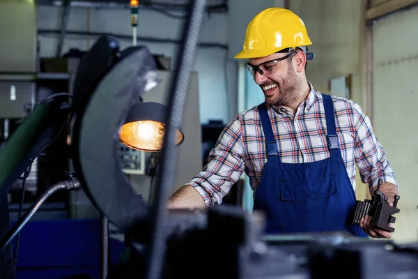 Turner Trabalhador Está Trabalhando Uma Máquina Torno Uma Fábrica — Fotografia de Stock