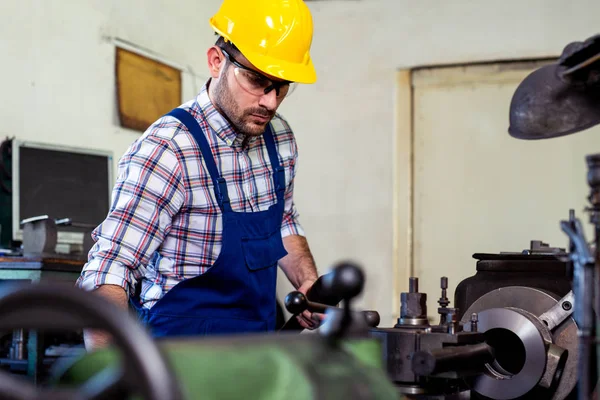 Ingenieur Werken Bij Draaibank — Stockfoto