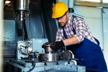 Profesyonel mühendis metalworker çalışma Cnc freze makinesi merkezi üretim atölyesinde.