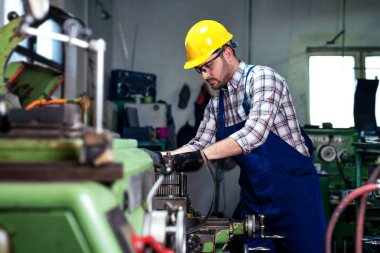 Fabrika işçisi ölçü ayrıntı Torna makine üzerinde kaplama metal işleme sırasında dijital kumpas mikrometre ile
