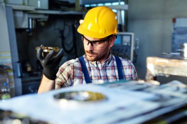 Fabrika mühendis imal edilmiş olan kalite denetimleri