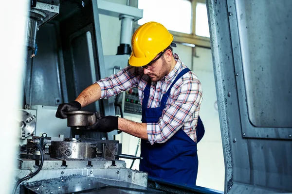 Professional Engineer Metalworker Operating Cnc Milling Machine Center Manufacturing Workshop — Stock Photo, Image