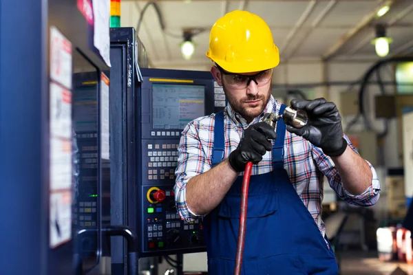 工場に男性労働者と品質管理検査 — ストック写真