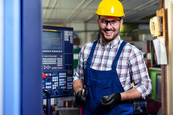 Portrait Male Engineer Operating Cnc Machinery Factory — Stock Photo, Image