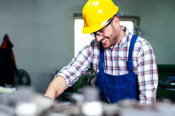 Turner çalışan bir fabrikada bir Torna makinesi üzerinde çalışıyor