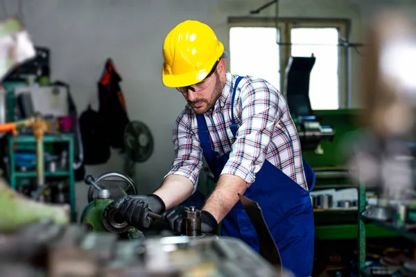 Torna freze makinesi işleç çalışır.