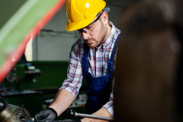 Turner Lavoratore Sta Lavorando Una Macchina Tornio Una Fabbrica — Foto Stock