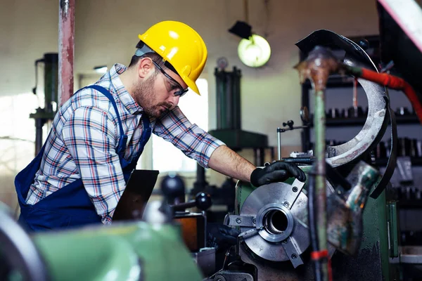 Der Fräser Arbeitet Der Drehmaschine — Stockfoto