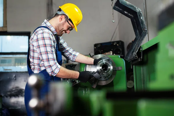 Dettaglio Misura Del Lavoratore Della Fabbrica Con Micrometro Digitale Della — Foto Stock