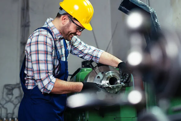 Fabrikarbeiter Messen Detail Mit Digitalem Messschieber Mikrometer Während Der Metallbearbeitung — Stockfoto