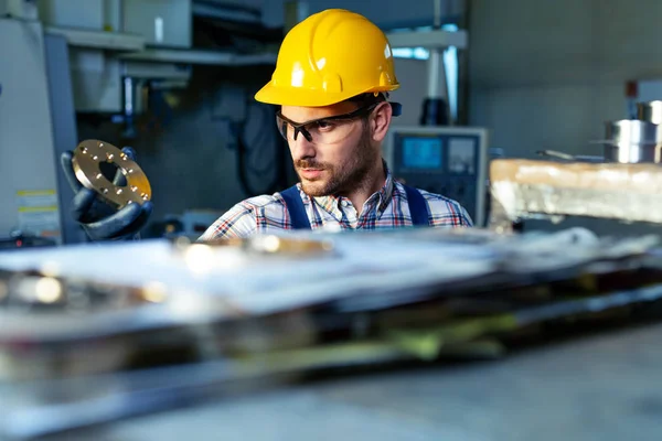 Fabrikkingeniør Kontrollerer Kvaliteten Den Produserte Delen – stockfoto