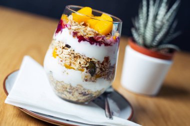 Tahıl, yoğurt ve meyveden yapılmış sağlıklı bir yemek. Kahvaltı için lezzetli yemekler.. 