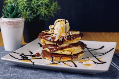 Çikolatalı dondurma plaka ile gözleme