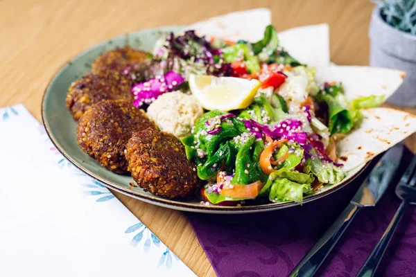 Salade Tafel Met Klant Café — Stockfoto