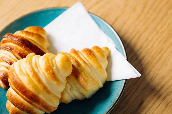 Croissant Zum Frühstück Auf Holzoberfläche — Stockfoto