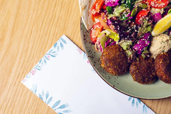 Salade Tafel Met Klant Café — Stockfoto