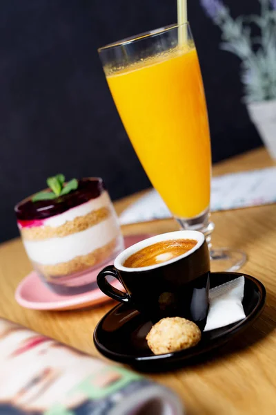 Orangensaft Und Kaffeetasse Zum Frühstück — Stockfoto