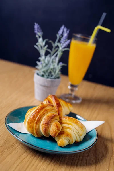 Frühstück Mit Croissants Kaffee Und Orangensaft — Stockfoto