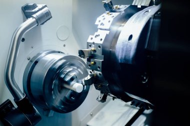 CNC torna makinesi (tornalama makinesi). Yüksek hassasiyetli CNC işleme konsepti.