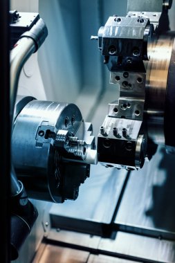 Metal fabrikasında CNC makine aleti. 