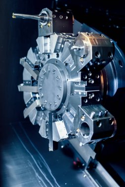 CNC Torna yakın. Yüksek hassasiyetli CNC işleme konsepti.