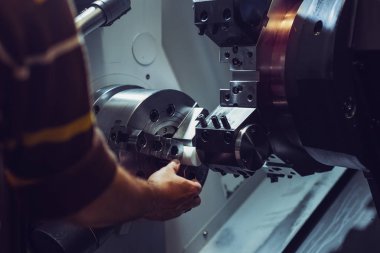 Metal sektöründe CNC freze makinesi çalışma sürecini yakın çekim 