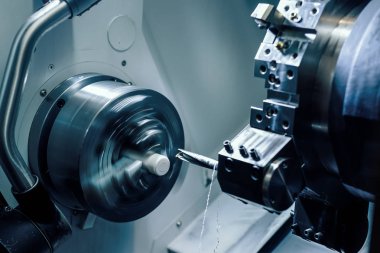 CNC torna makinesi (tornalama makinesi). Yüksek hassasiyetli CNC işleme konsepti.