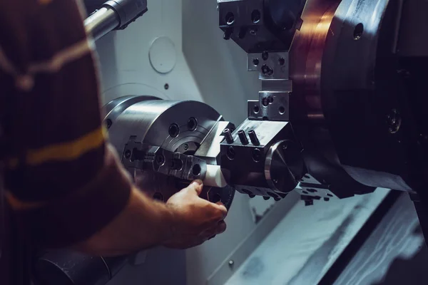 Metal Sektöründe Cnc Freze Makinesi Çalışma Sürecini Yakın Çekim — Stok fotoğraf
